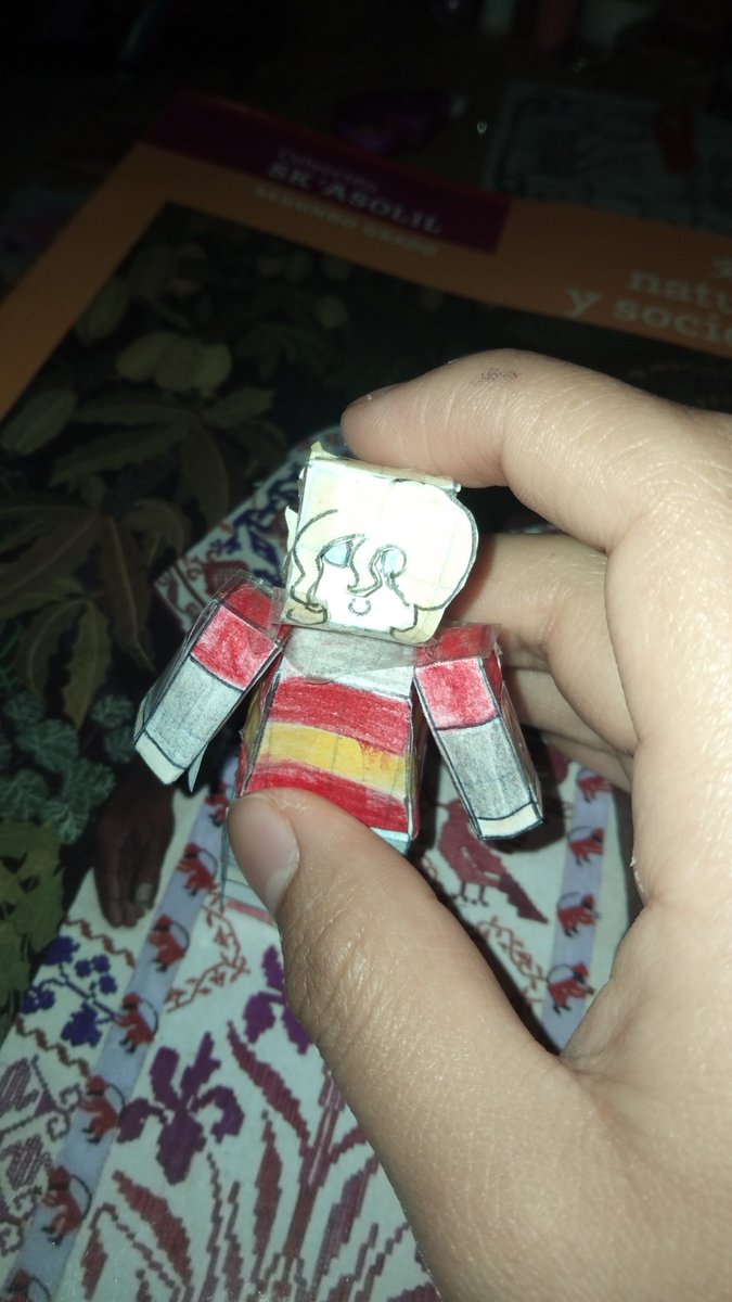 Buenas, hoy les vengo a presumir el <a href="/Ormy_day/">Ormy</a> de papel que hice- me salió feito pero ya había hecho muchos intentos y ya quería a mi acompañante para la escuela 😭 seguiré intentando hasta que me salga uno bueno, por mientras le quedo con este 😋 (ignoren mi libro de la escuela-)