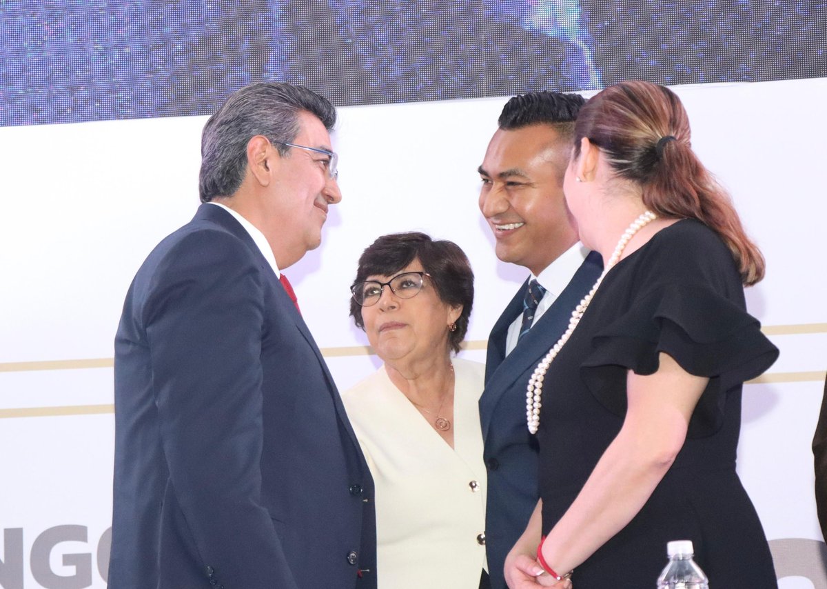 SergioSalomonC's tweet photo. Me dio mucho gusto acompañar a @robertsolisvall, en su toma de protesta como presidente municipal de #Huejotzingo. 

Mis mejores deseos al nuevo cabildo en esta nueva etapa, recuerden que un gobierno efectivo escucha y está presente en la vida cotidiana de la gente. 

¡Que viva Huejotzingo!