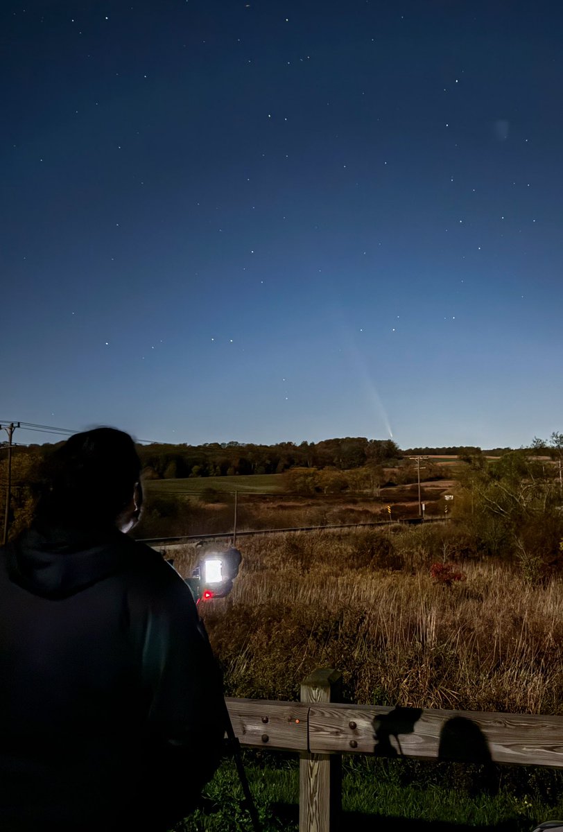 SentientChalupa's tweet photo. Checking out Comet C/2023 A3 (Tsuchinshan-ATLAS) if that’s chill https://t.co/2gvTybgIij