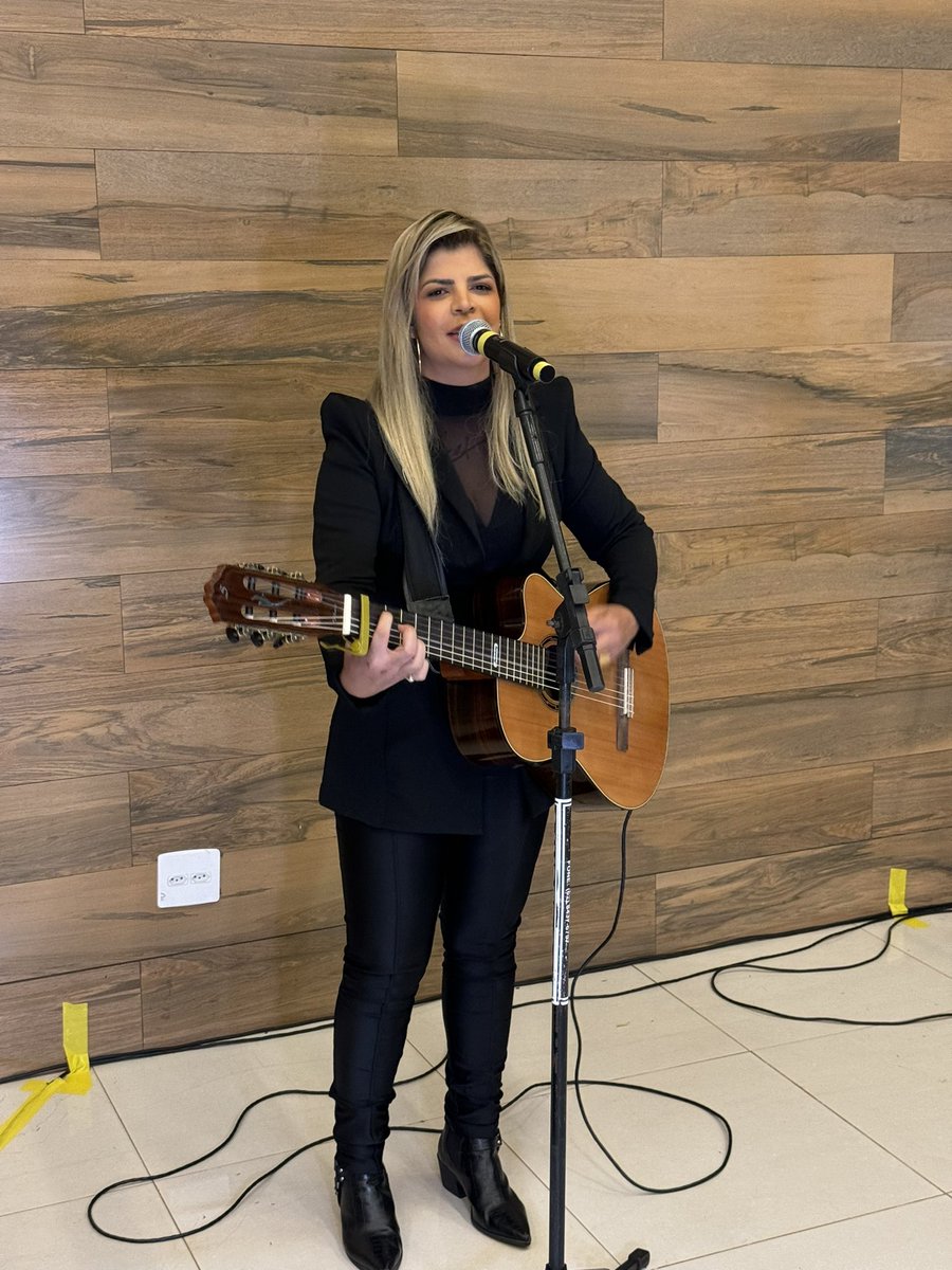 joaodiamantee's tweet photo. Ainda deu tempo de curtir um show privê da Paula Mattos! Que experiência incrível e intimista, uma noite cheia de música boa e emoções. 🎤❤️ #PaulaMattos #ShowPrivê #MúsicaAoVivo #Goiânia @paulamattos__ https://t.co/7SGcjSk5h4