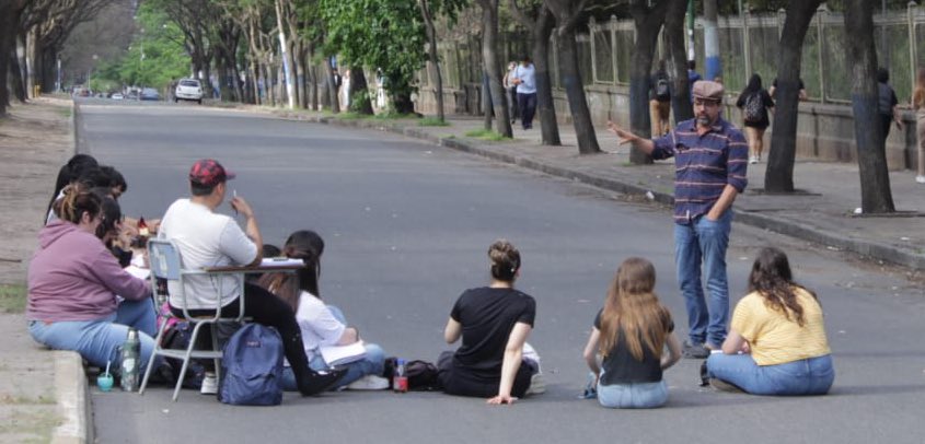 estechefernando's tweet photo. Hoy fuimos hasta la avenida 60 de la ciudad de La Plata para concretar las clases públicas en el Marco del plan de lucha en defensa de la Universidad. Orgulloso y reconfortado de mis estudiantes https://t.co/TsDyHDtPRS