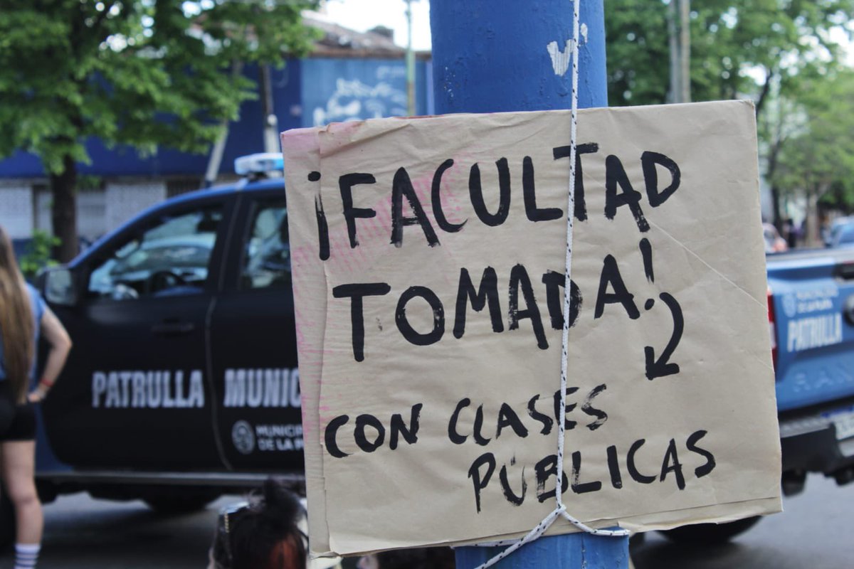 estechefernando's tweet photo. Hoy fuimos hasta la avenida 60 de la ciudad de La Plata para concretar las clases públicas en el Marco del plan de lucha en defensa de la Universidad. Orgulloso y reconfortado de mis estudiantes https://t.co/TsDyHDtPRS