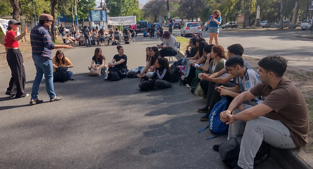 estechefernando's tweet photo. Hoy fuimos hasta la avenida 60 de la ciudad de La Plata para concretar las clases públicas en el Marco del plan de lucha en defensa de la Universidad. Orgulloso y reconfortado de mis estudiantes https://t.co/TsDyHDtPRS