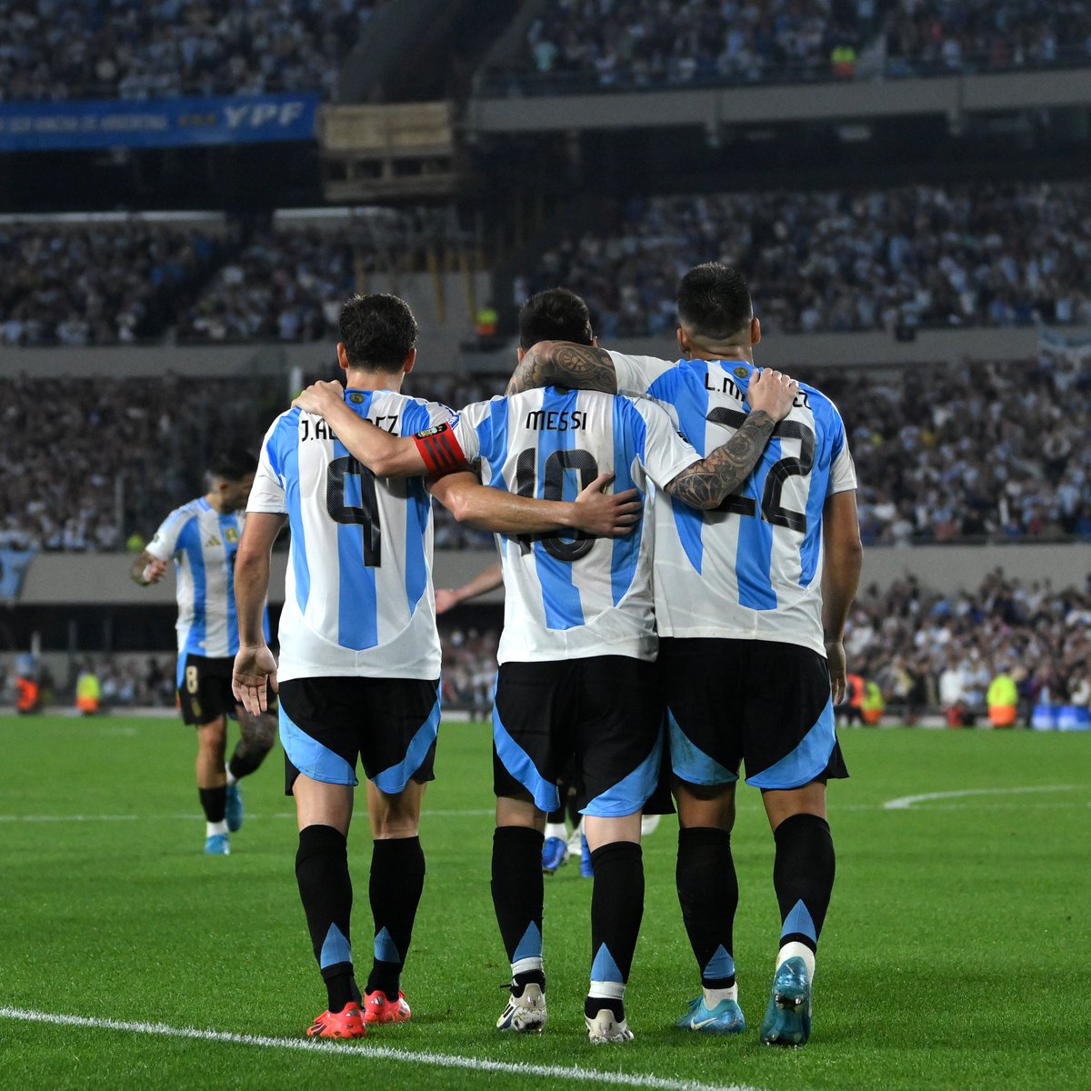 Pffff, lo que están jugando estos tres... 🤩

📸Marcelo Endelli / Getty Images