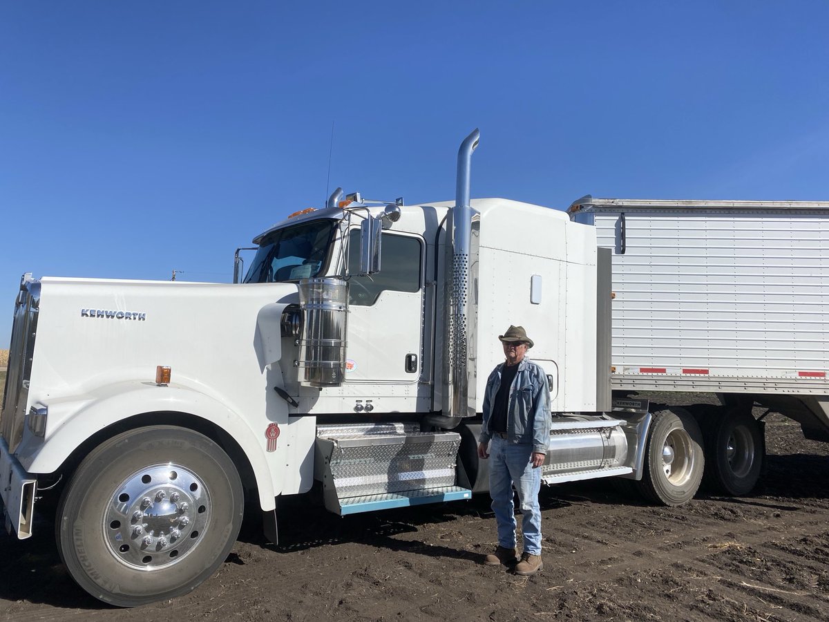 DebKAnderson's tweet photo. He’s ready for those BIG Dekalb yields!
#stillsmellsnew #waytogoLarry #nomiceyet
#readytohaulalotofbushels https://t.co/G9lcbIHosR