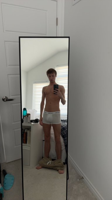 2 pic. Instagram vs Snapchat camera https://t.co/vKgFAUi14L
