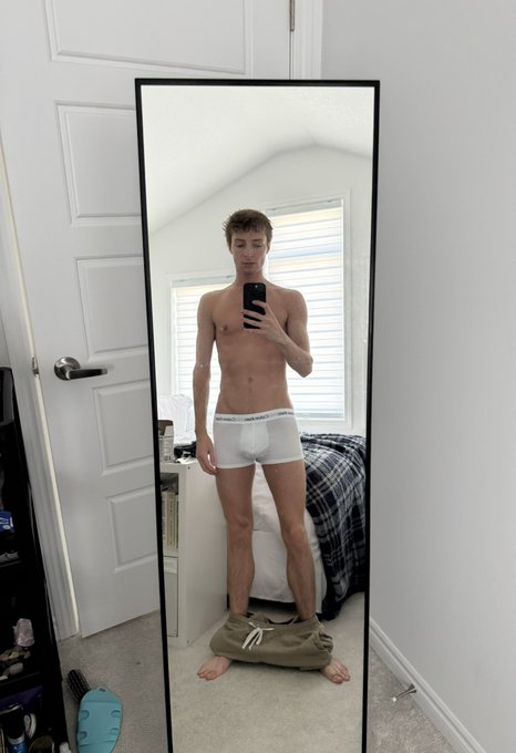 1 pic. Instagram vs Snapchat camera https://t.co/vKgFAUi14L