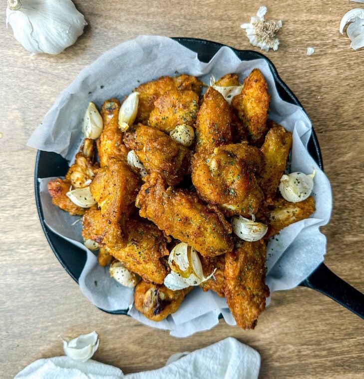 eatsimple_x's tweet photo. Resep Simple Crispy Garlic Fried Chicken (Ayam Goreng Bawang Putih) 🧄🍚🍗

Bahan :

• 500 gram sayap ayam, potong-potong 
• 1 kepala bawang putih, dikupas dan dipisahkan menjadi siung-siung 
• 10 siung bawang putih, haluskan 
• 1 bawang merah, haluskan 
• 1 sdt bubuk cabai 
• 1 sdt merica bubuk 
• 1 sdt ketumbar bubuk 
• 4 sdm tepung tapioka/maizena 
• 2 sdt garam 
• 1 sdt gula 
• 1/2 cangkir air atau secukupnya 
• Daun parsley bubuk untuk taburan

Thanks 𝕏 #eatsimple
