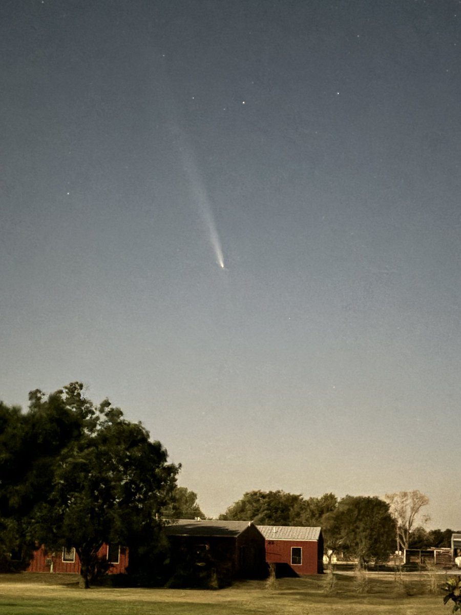 Code4Volts's tweet image. Great evening to see the comet from our patio west of Kingfisher.  @LaceySwope @CassieHeiter @ChasingtheMeso @LacieLowry @Aaron_Brackett @KOCONickSmith
