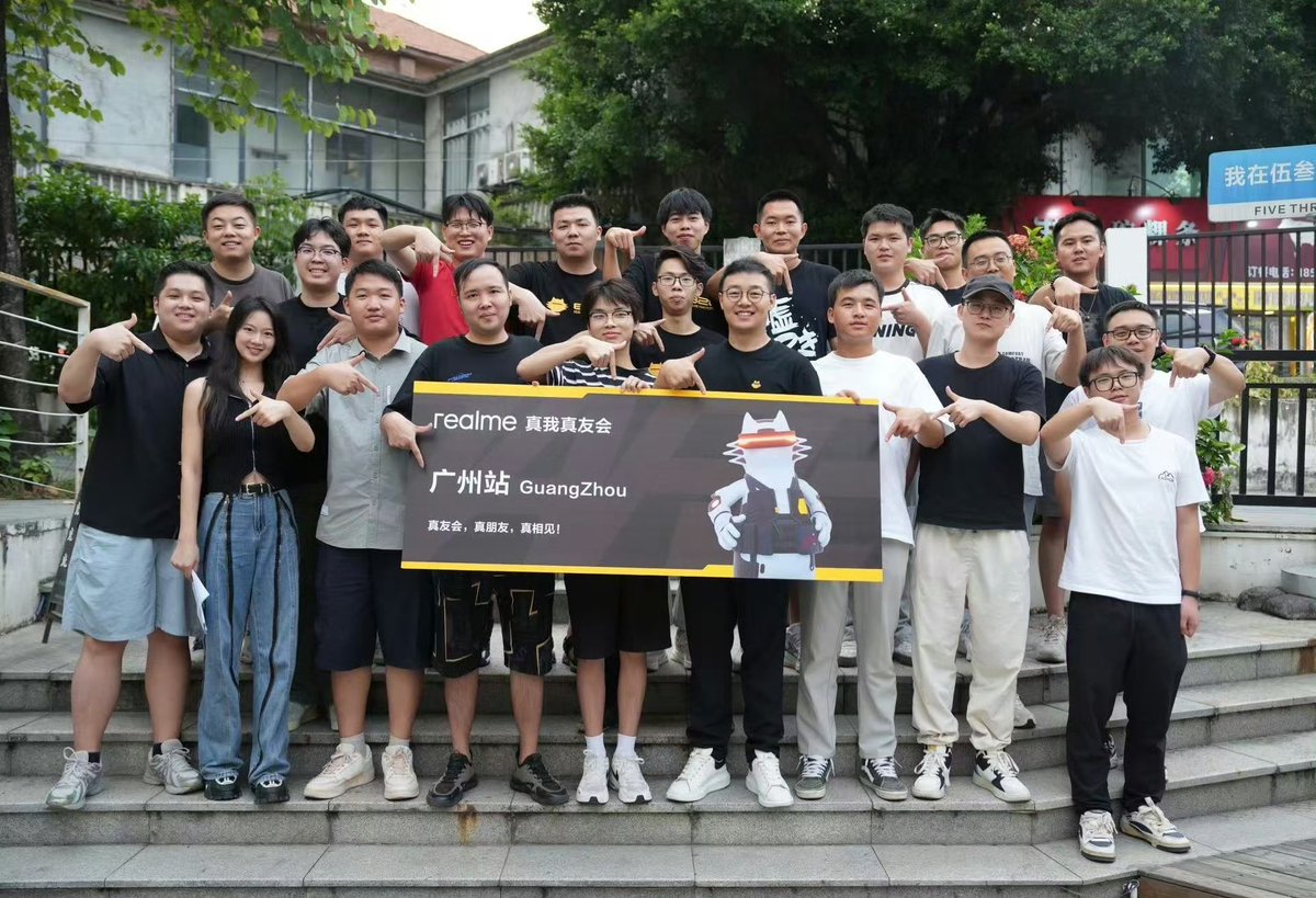 ChaseXu_'s tweet photo. Had a blast at the campus recruitment talk yesterday, I love being around young people! Got all your love and feedback for realme, loud and clear! Also, a realme fan at the event asked when I’m going to start losing those 7 pounds… well, let’s just say, I’m starting real soon—you know what I mean 😉