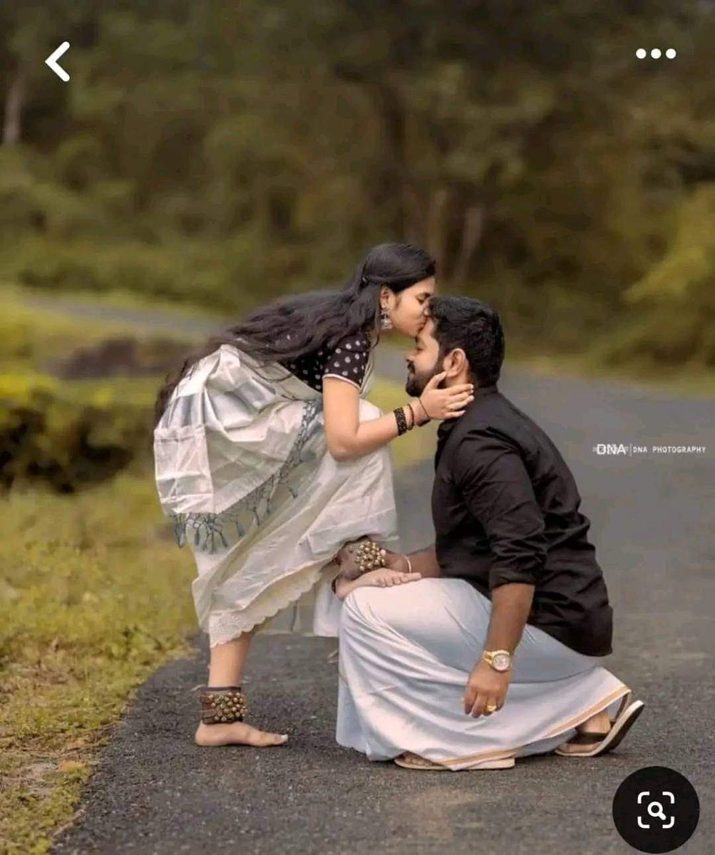 yaduvanshi32's tweet photo. तुम्हे जब भी ऐसा लगे कि
जीवन में सिर्फ दुःख ही दुःख है..!!

तो उसे याद करो
जिसे तुमने मन की गहराईयों से प्रेम किया हो,
जिसमे डूबकर तुम दुनिया को भूले हो,
चाहे वो एक पल के लिए ही क्यों ना रहा हो,
वो खूबसूरत पल तुम्हे गुदगुदाएगा,
तुम्हारे होंठो पे मुस्कराहट ला देगा,
तुम्हारे दुखो को,
तुम्हारी वेदना को तुमसे दूर ले जायेगा..
यकीन ना हो तो कभी करके देखो..
वो एक लम्हा ही
तुम्हारे रोम रोम में प्रेम को भर देगा,
कुछ बरस सा जायेगा,
और फिर बस..
तुम भीग जाओगे..
उन चंद लम्हो में पूरी जिंदगी जी लोगे..

#तृप्त ✍🏻