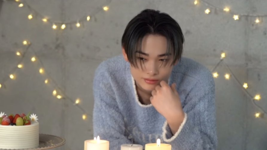 nnikikun's tweet photo. this ni-ki looks like a holiday movie character ❄️🕯️ #NI_KI #니키 https://t.co/MXsFEEwtnK