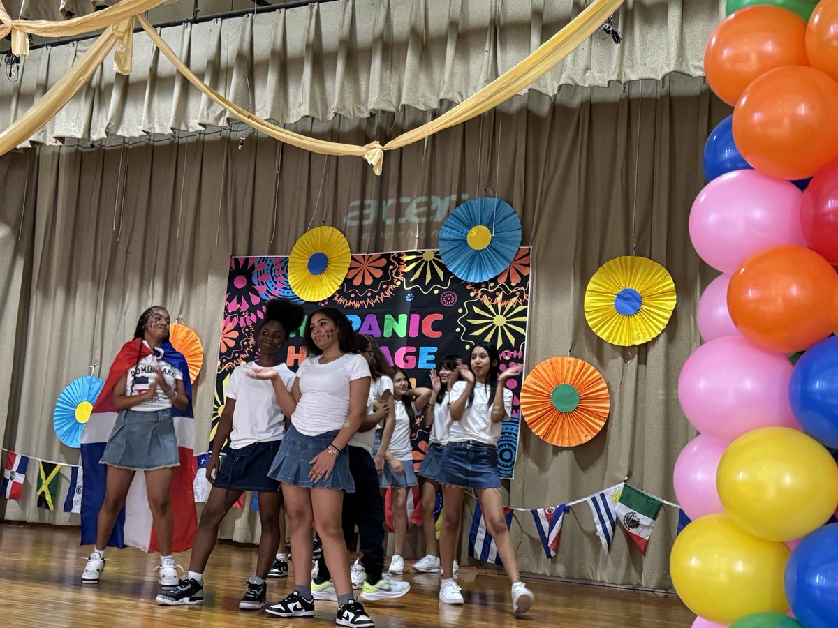 WSLtweets's tweet photo. Today marked the final day of Hispanic Heritage Month! Scholars celebrated by reciting poems, presenting slideshows,and a dance performance #HispanicHeritageMonth
⁦@D27NYC⁩ ⁦@RaevanAskew⁩ ⁦@TheRockawayWave⁩ ⁦@UFTMS_Division⁩ https://t.co/Z8zNxjrHfS