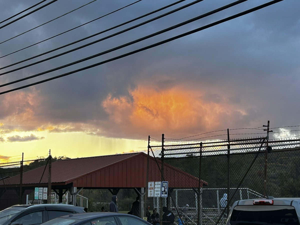 JaySkook's tweet image. Glowing rain cloud earlier in Ashland