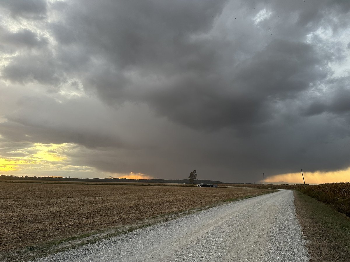 jrdusmc's tweet photo. Drove out to see the comet again after sunset, but the clouds rolled in. So we watched them gather beans while the sun set just outside Hartford KY #sunset #tristatewx #kywx @RonanRhodes @Wayne_C_Hart @wxornotBG https://t.co/bINYCE02SX