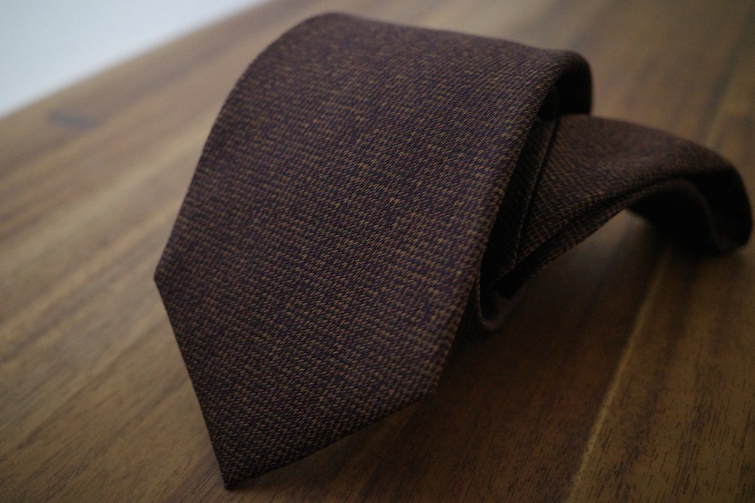 こちらのソリッド（無地）ネクタイはシルクの光沢を少なくしています。⁡
素材感のあるジャケットにも合わせやすいと思います！