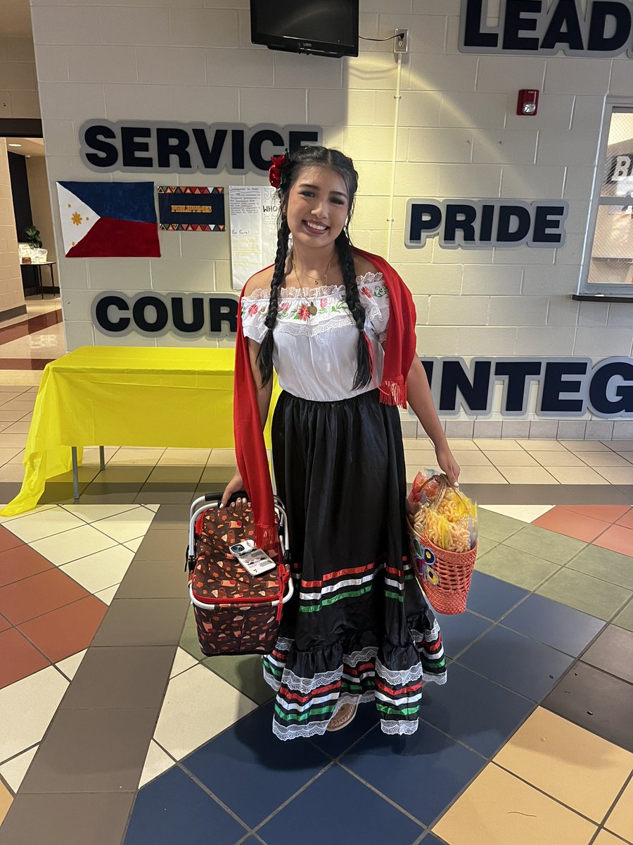 kristigarcia2's tweet image. What an exciting night @BryantStampede enjoying dance, art, food, etc. from around the world! Thank you @PWBHS_AP and everyone who put this special event together! #amazingtothecore🍏 @TCSBoardofEd @TCSESL