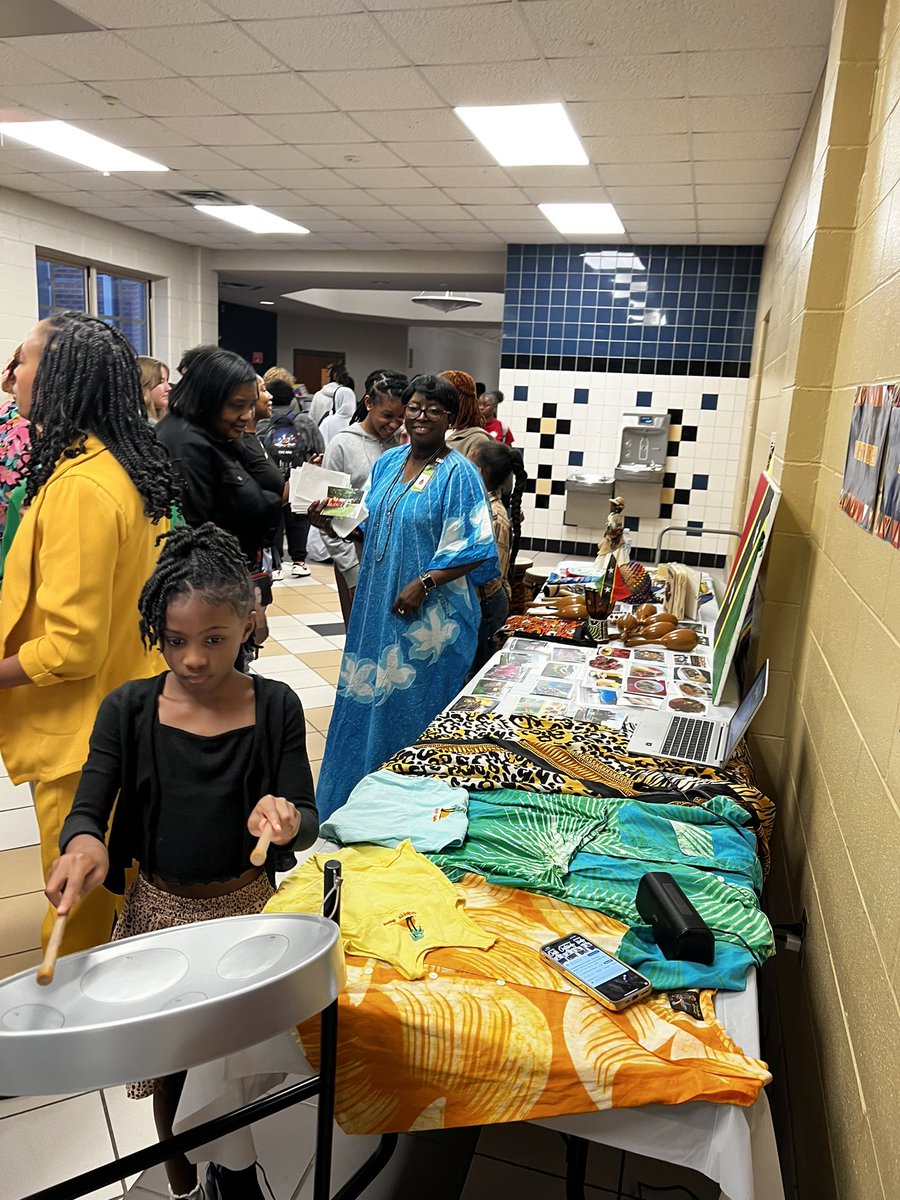 kristigarcia2's tweet image. What an exciting night @BryantStampede enjoying dance, art, food, etc. from around the world! Thank you @PWBHS_AP and everyone who put this special event together! #amazingtothecore🍏 @TCSBoardofEd @TCSESL