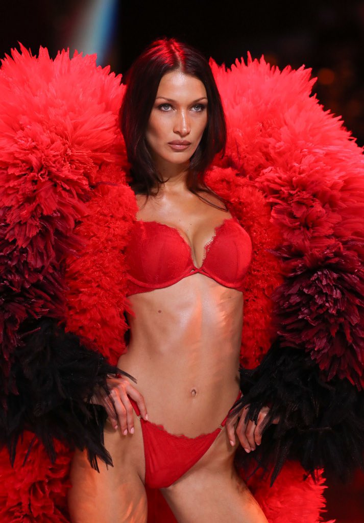 Bella Hadid พักงานเดินแบบมา 2 ปีเพื่อพักผ่อนและรักษาสุขภาพจิตของตัวเอง ในปีนี้เธอกลับมาเดินเพียงแค่สองงาน มีแฟชชั่นโชว์ของ YSL คอลเลคชั่น S/S 25 ที่ Paris Fashion Week และล่าสุดคือ Victoria’s Secret Fashion Show