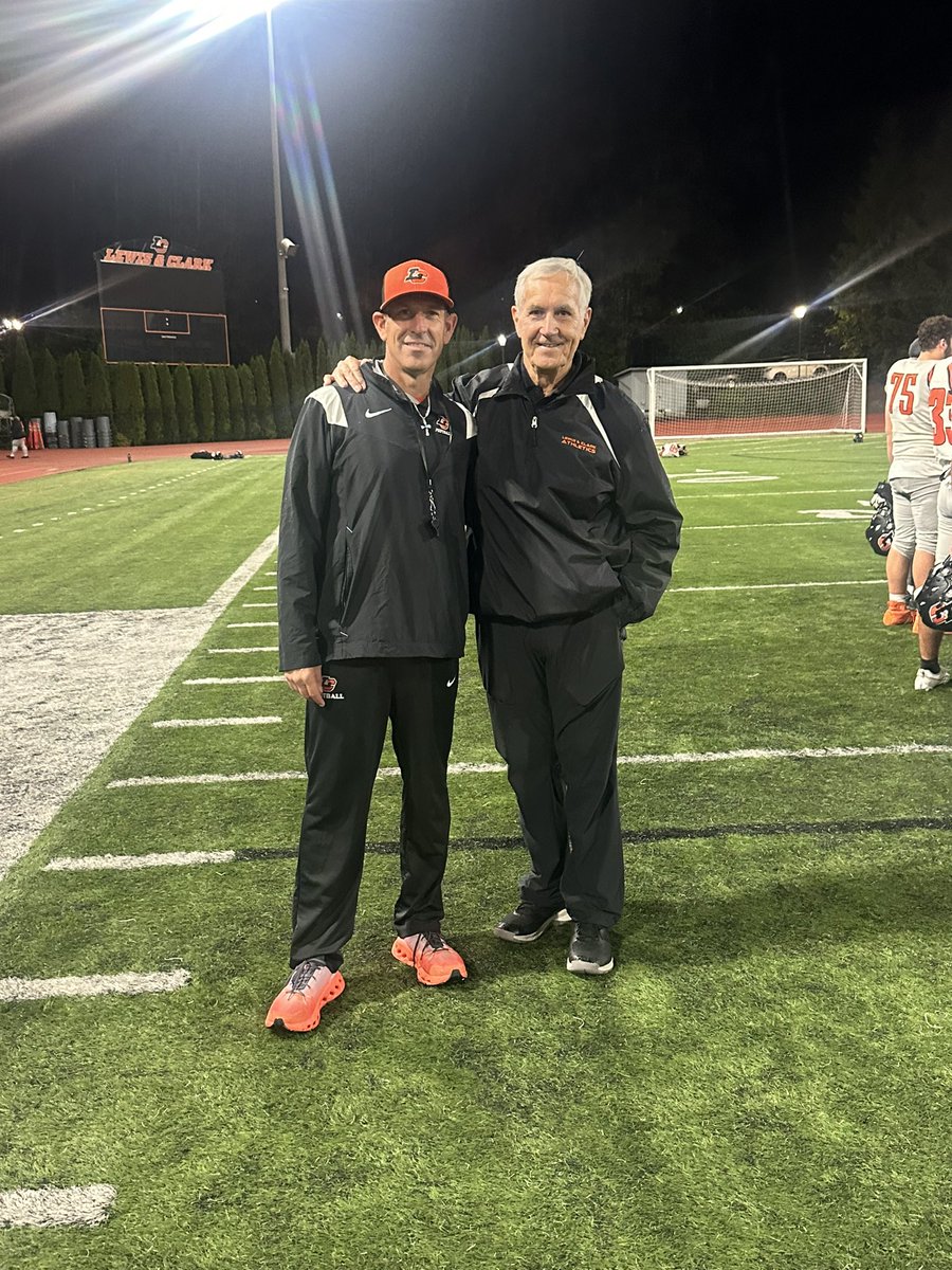 Awesome way to end practice with Lewis &amp; Clark legend Dell Smith speaking to the team.  #PTR #RollPios