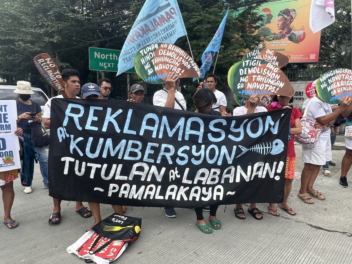 sinagbayanphl's tweet photo. ATM| World Hunger Day Protest at the Department of Agriculture led by @kmp_phl 

#LandToTheTillers 
#FoodSecurityNow https://t.co/BbeqEfpTDz