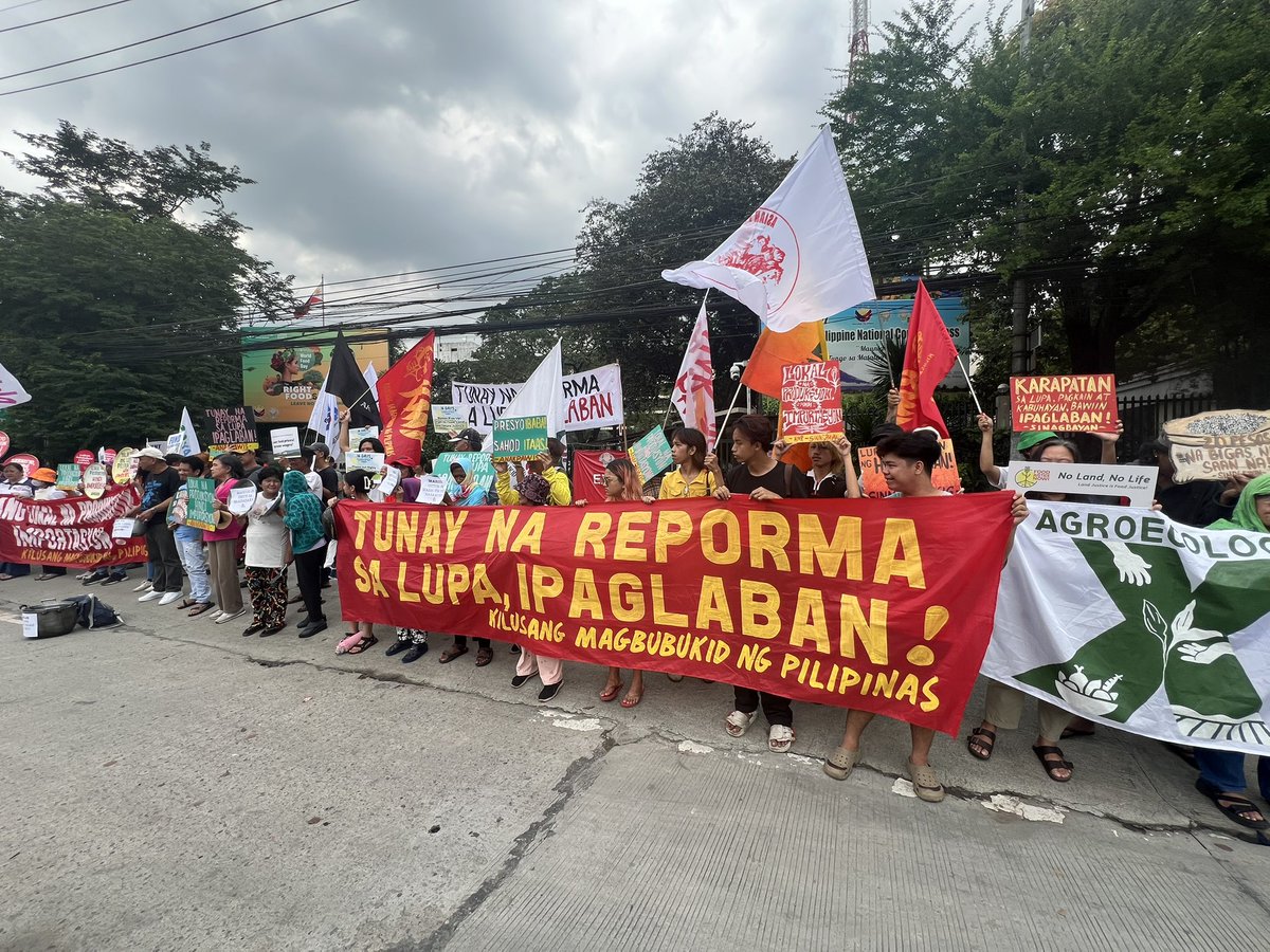 SINAGBAYAN (@sinagbayanphl) on Twitter photo ATM| World Hunger Day Protest at the Department of Agriculture led by <a href="/kmp_phl/">KMP (Peasant Movement of the Philippines)</a>
#LandToTheTillers
#FoodSecurityNow ATM| World Hunger Day Protest at the Department of Agriculture led by <a href="/kmp_phl/">KMP (Peasant Movement of the Philippines)</a>
#LandToTheTillers
#FoodSecurityNow