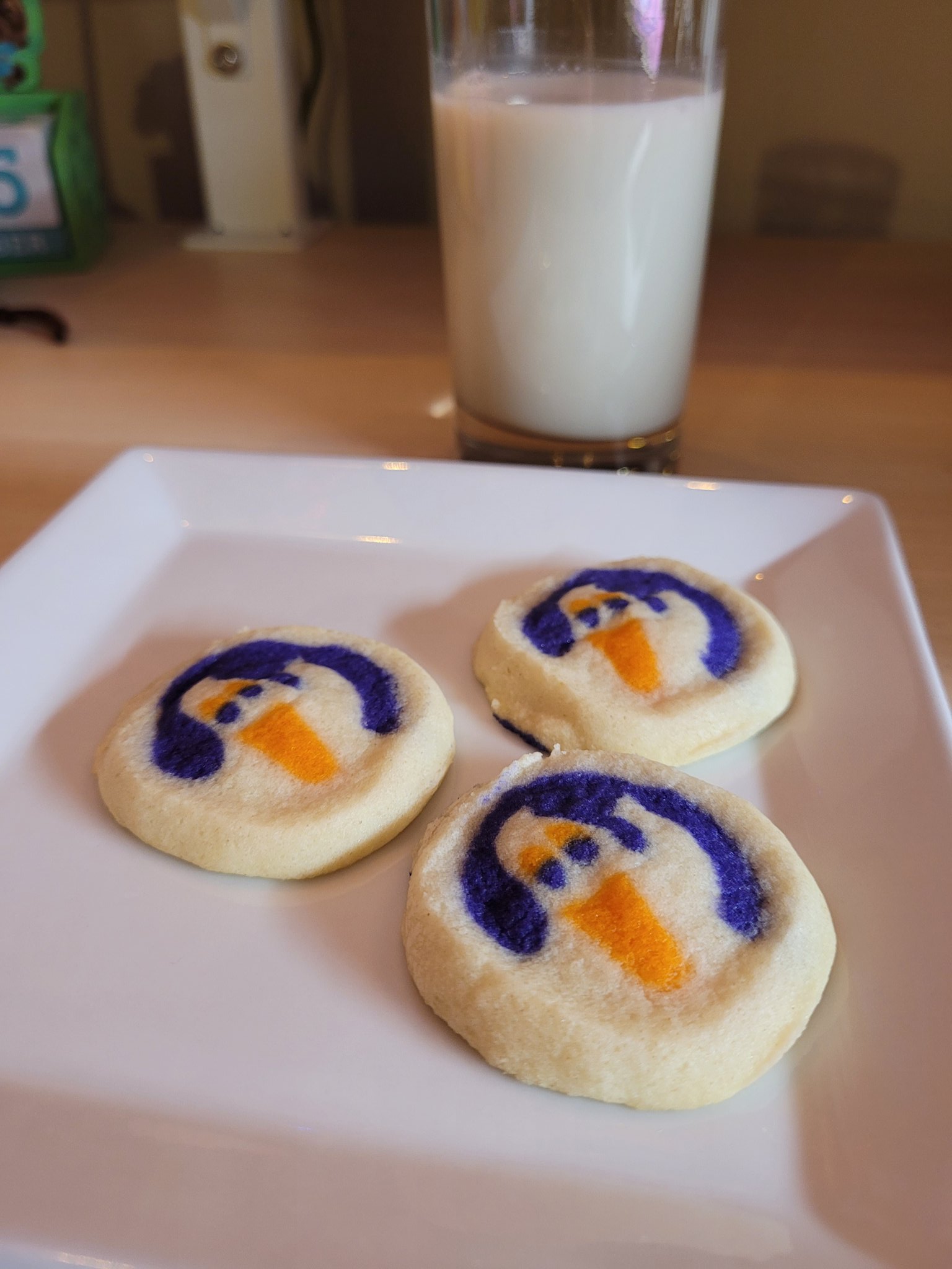 Friends, can I offer you a warm ghosty cookie and some almond milk?🥹💕 https://t.co/v4Jj5JujXb