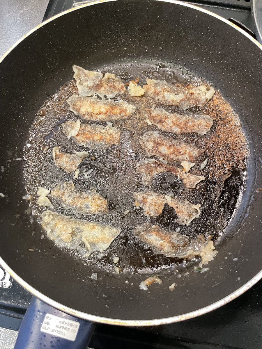 miura_takako's tweet image. うううう。嘘つきぃ。

『油・水なしで焼ける羽根付き餃子』

裏書通りにやったのにぃ。