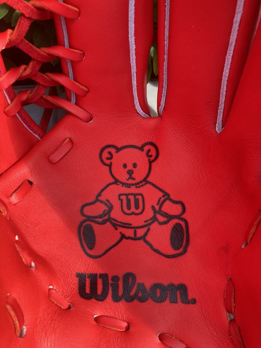 atsumu_nakata's tweet photo. #WILSONBEAR 刻印
WilsonJapanオリジナルキャラクターで海外の方からも人気です。同キャラクターのグラブ袋(4カラー)も別売されていますので、グラブxグラブ袋でぜひ。
#安定した捕球から素早い送球へ
#守備率10割に近づくグラブ
#DU型
#wilson
#ウイルソン
#ウィルソン https://t.co/wttITBUC96