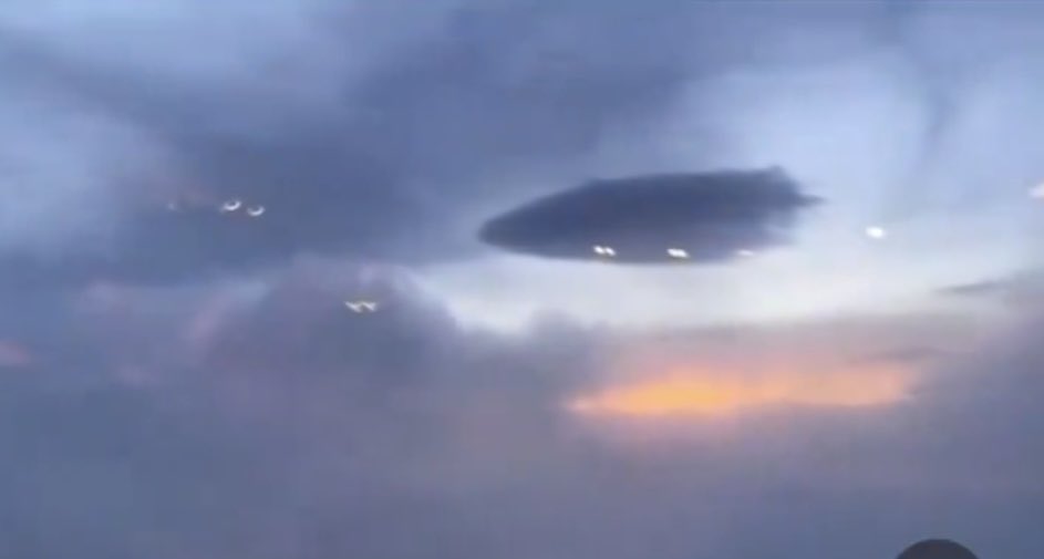 UMAokamoto's tweet image. 徳島剣山のUFO、既視感たっぷりで
ずっとモヤモヤしてた。でも、今分かりました!これ、「トップをねらえ」登場の大畑晃一デザインガンバスターに変形するバスターマシン1号だ!
実在するってことか!