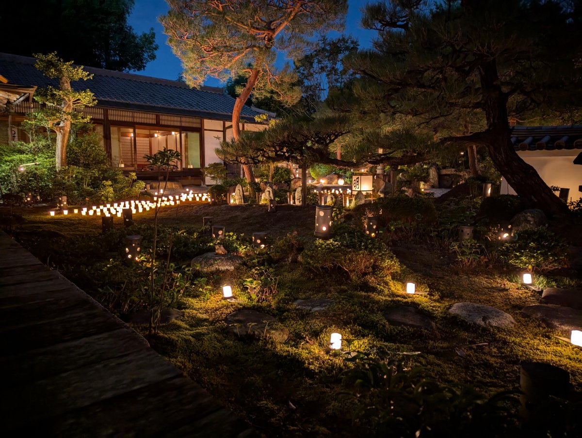 🕯️📿THE IMPERMANENCE OF ALL THINGS🙏🕯️

For one week from mid-October each year Tōrin-in (東林院), a sub-temple of Myōshin-ji, illuminates its main garden with 800 candles.
The "Bontō no akari ni shitashimu-kai" (梵燈のあかりに親しむ会) is intended as an elegant form of prayer.