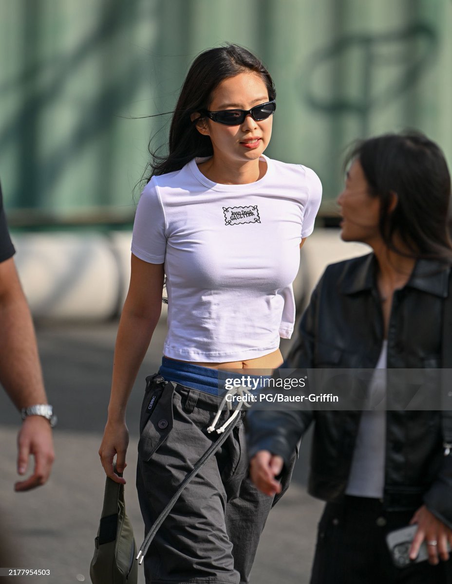 JennieDCGallery's tweet image. 241016 #JENNIE arriving at Jimmy Kimmel Live - getty images