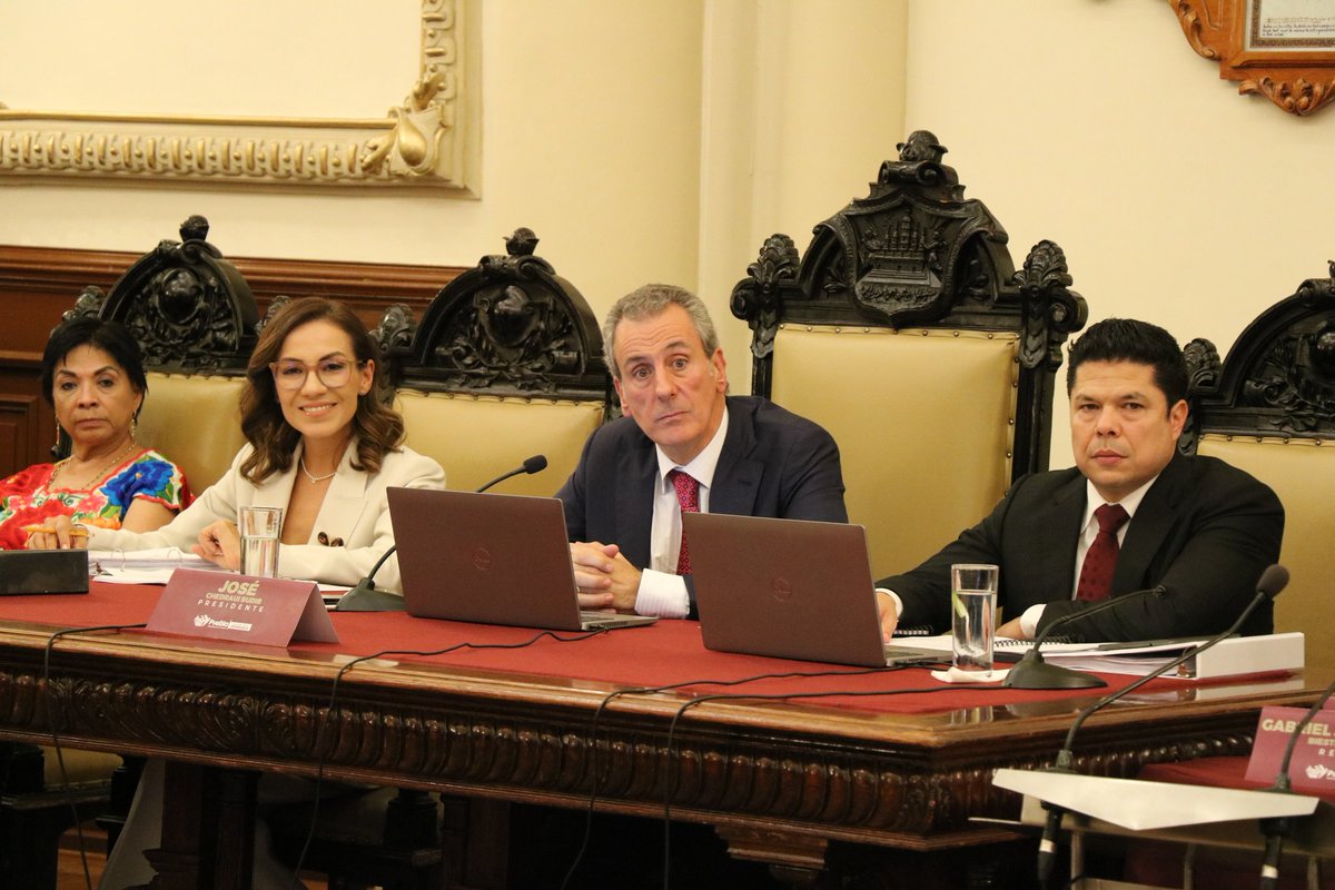 msilvaruiz's tweet photo. En sesión extraordinaria de Cabildo, se aprobaron importantes acuerdos que marcarán el rumbo de nuestra ciudad. Destacan los nombramientos de las personas titulares de la Secretaría del Ayuntamiento, Tesorería Municipal, Secretaría de Seguridad Ciudadana y Contraloría Municipal, quienes serán clave para fortalecer nuestras instituciones. Además, se aprobó la nueva imagen institucional de #LaCapitalImparable, que refleja el espíritu dinámico y transformador de nuestra ciudad.

#CabildoMunicipal