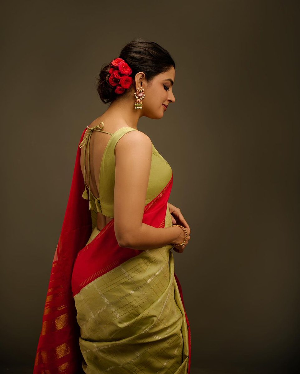 FilmmyBaat's tweet photo. Who's the fan of #NikhilaVimal here?
#LawrenceBishnoi #ChennaiFloods #chennairain2024 #RedAlert #Vettaiyan #dopatti #CitadelHoneyBunny #ss45 #SalmanKhan #SB19TakesTheMainstage https://t.co/g0xtHAPxPD