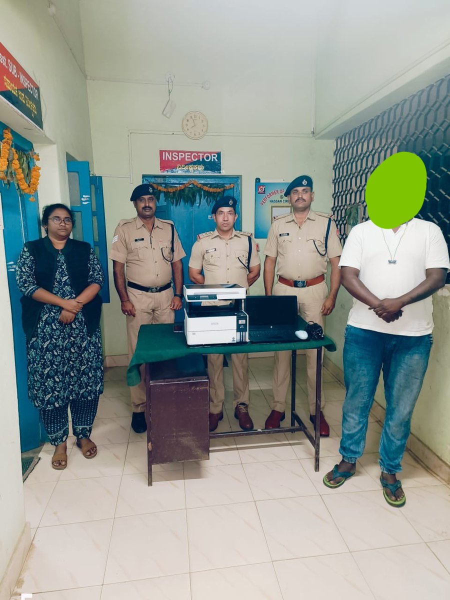 rpfswr's tweet photo. #Upalabdh: RPF/Hasan apprehended 01 tout person and seized 02 Nos of live Tickets Valued Rs. 6,280/- and also seized electronic device valued Rs. 70,650/- Total value Rs. 76,930/-. In this connection, a case has been registered in Hassan Post. @RPF_INDIA https://t.co/qNN5SbUiUK