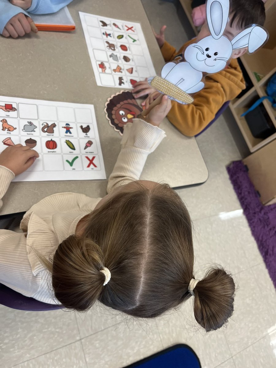 EarlyLearningDr's tweet image. We had a blast with Mrs. Lendy in language group, chatting about different animals and the foods they eat! 🐾🥗 Engaging discussions made learning fun and interactive for everyone! #LanguageFun #ECC #WeAreECC #ECC #Otters #SchoolFamily #school #family