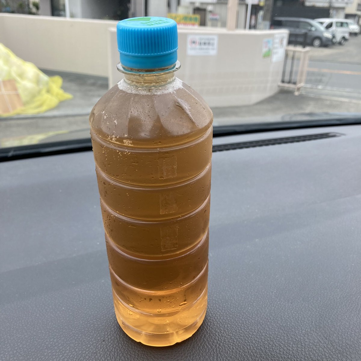 evasuka02's tweet photo. 今、自販機で麦茶買ったらラベル剥がれたの出てきたんだけど飲んで大丈夫？ https://t.co/TPg8wIOWAU