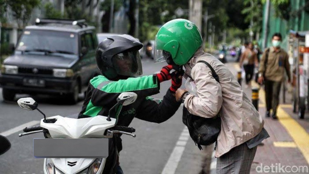feelemptyz's tweet photo. Gatau mau cerita ama siapa, disini aja dah haha

Tahun 2019 kalo gak salah  gue sempet kena potret sama media &amp; lumayan buat jadi kenang²an wkwk

dari pertama narik ojol tahun 2017'an gue penasaran banget sama aplikasi nya "Ko bisa gini" https://t.co/SsuwVqLsgQ
