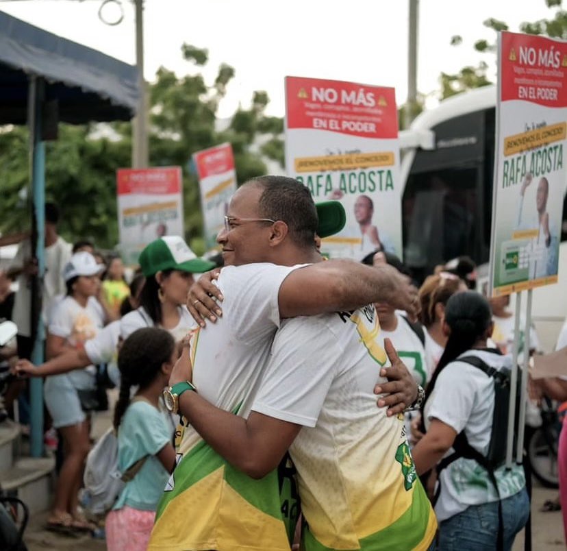 RafaAcosta0123's tweet photo. Hace exactamente un año mi padre me dio ese abrazo y me dijo: “siempre serás mi orgullo” y no sabíamos que ese era nuestro último abrazo, hoy en medio del dolor le recuerdo con tanta fuerza y amor.
Abracen mucho, den amor sin medir, no sabemos cual será nuestro último abrazo. https://t.co/fqOP4facf9