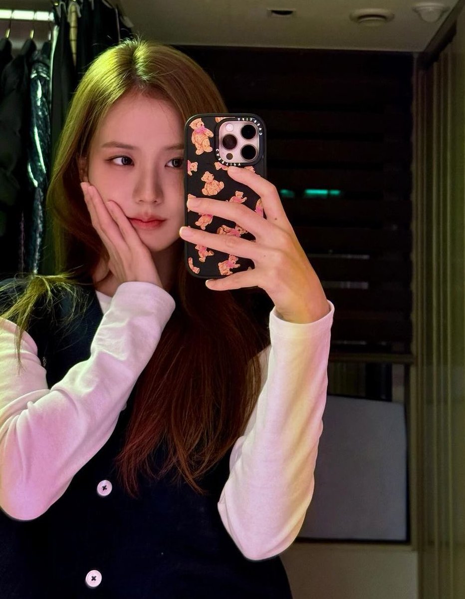 jisoogaIIery's tweet photo. mirror selfie queen https://t.co/4ArHl1O4EI