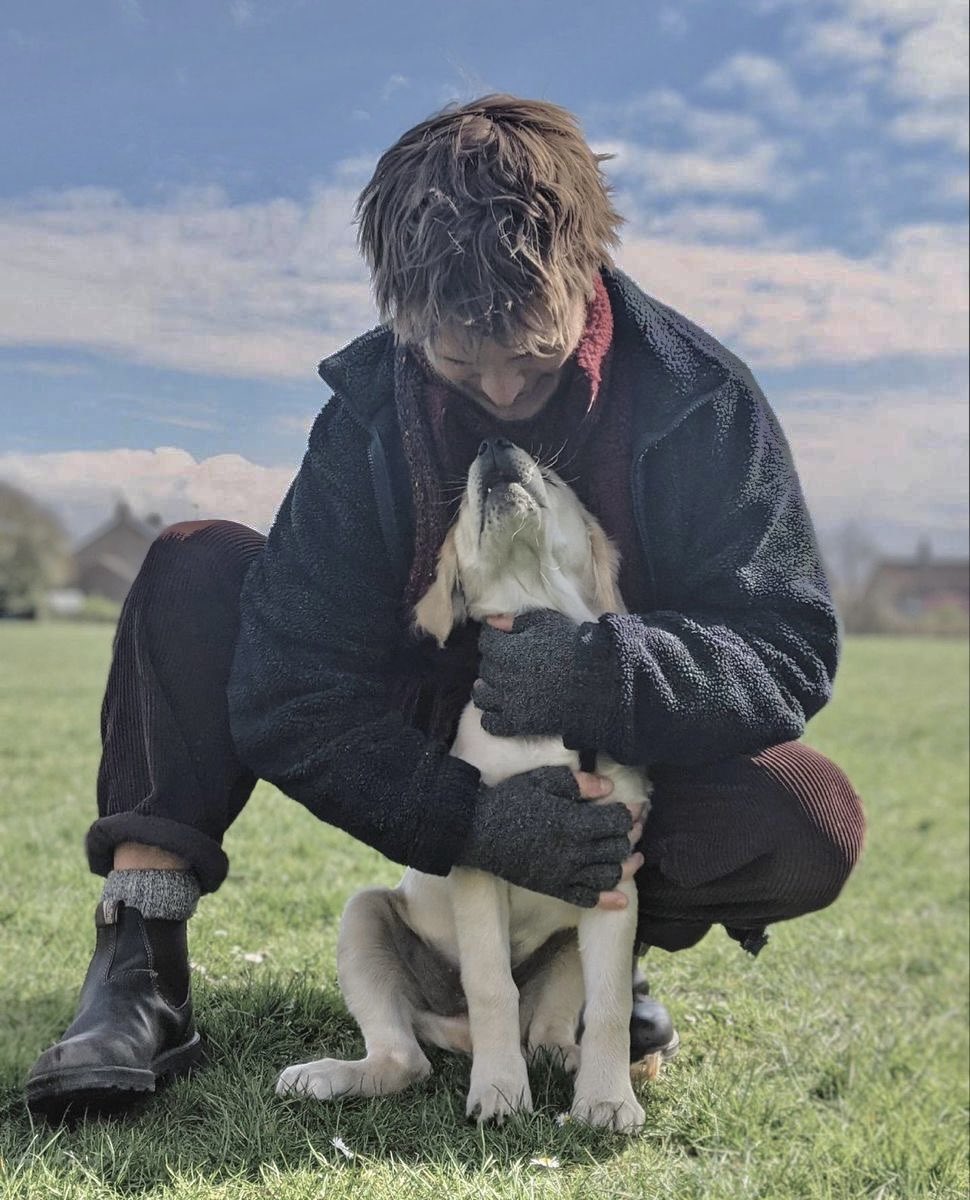 Сегодня Эймонду в воспоминаниях телефон подкинул это.

Санфайр тут еще совсем малыш, не так давно у нас появился. Кажется, это было пару лет назад. Зато сейчас он уже почти больше меня.