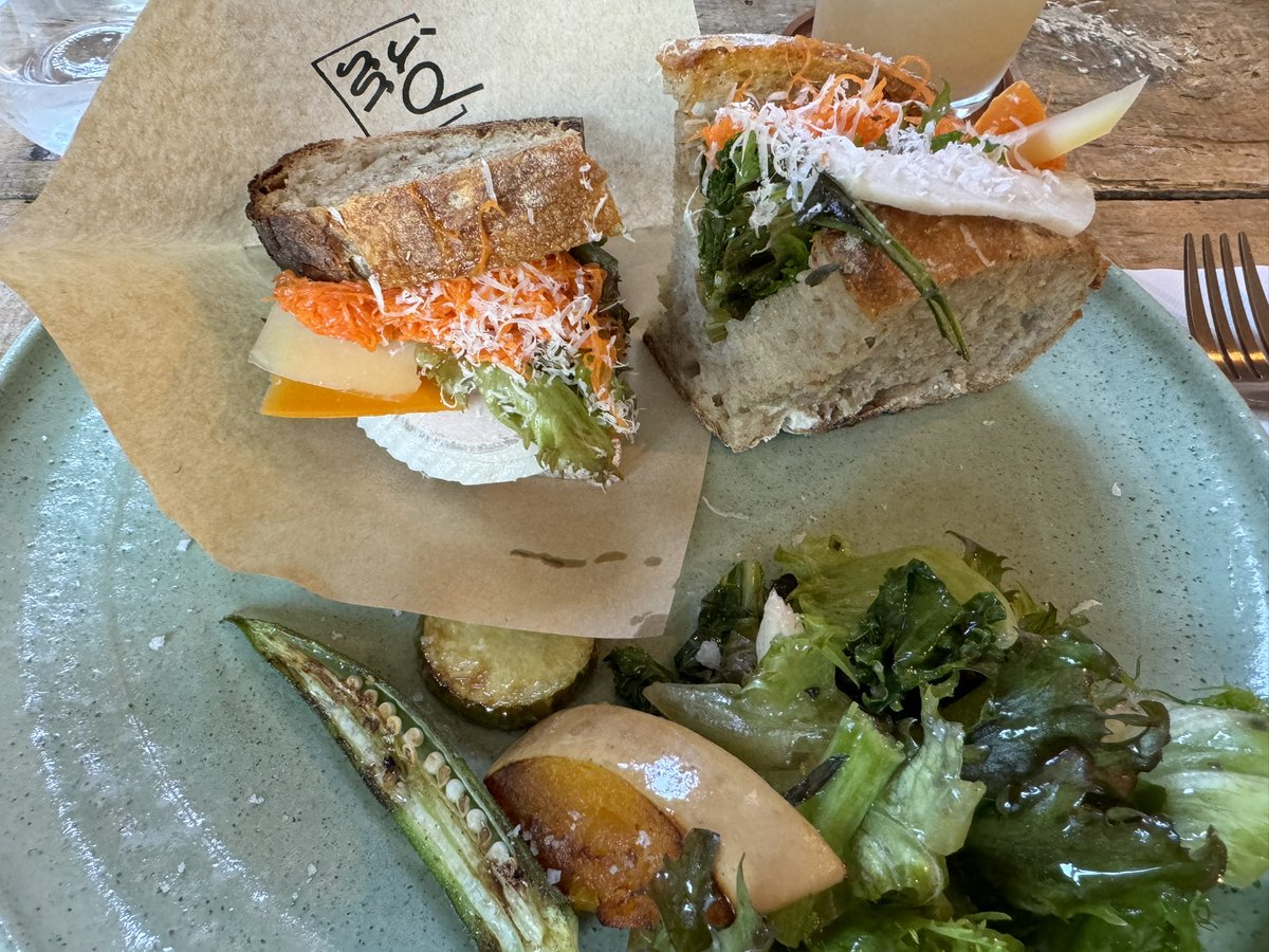 yz_ecco1207's tweet photo. ランチは自家製パンのサンドイッチが美味しいお店「binn」へ🥪🥙☕️🧋
生地がモチモチで美味しかった😋💕
梨の白ワインサングリア(ノンアル)も美味し✨
#binn https://t.co/x0WRZ8JJtz