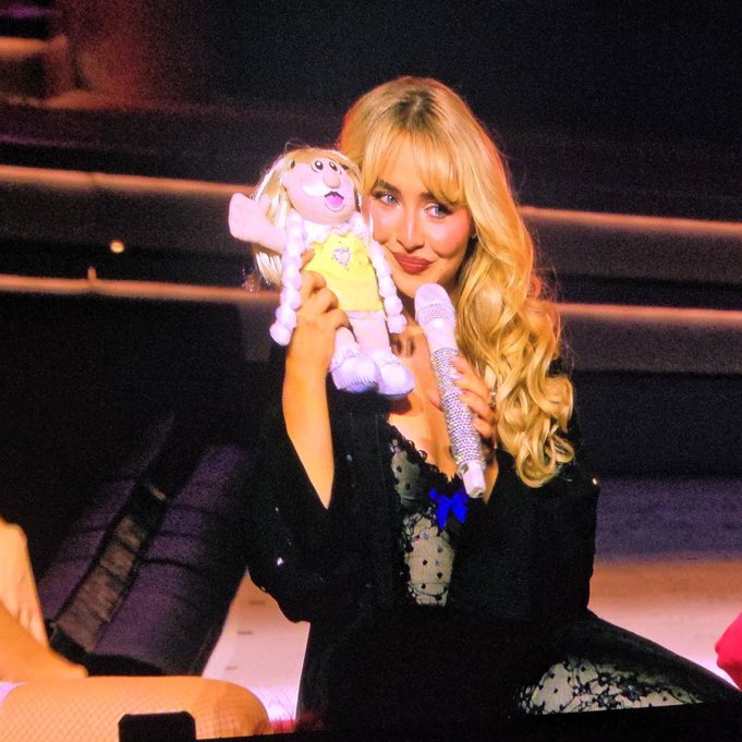 dStoryOfUss's tweet image. acabo de tener una visión sabrina carpenter viene a méxico pronto