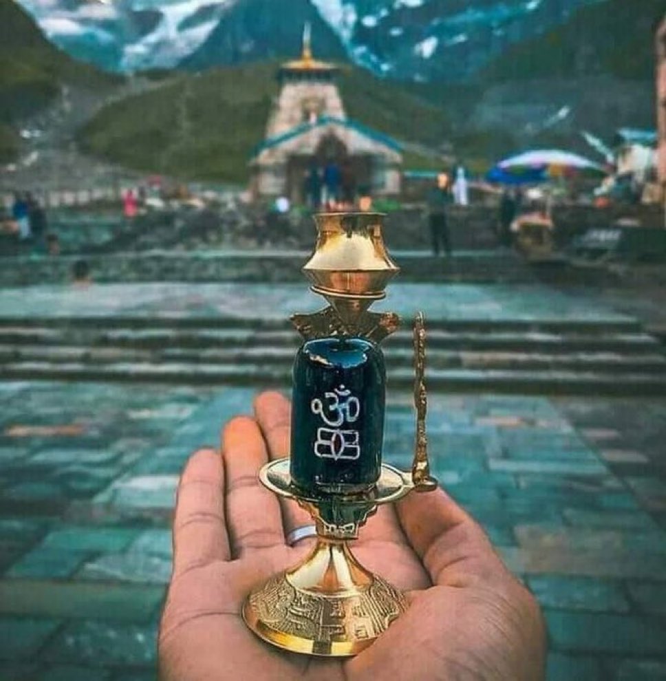 🔱🔱🔱🔱🔱🔱🔱🔱🔱
उसने ही जगत बनाया है 
कन-कन में वही समाया है 
दुख भी सुख सा बीतेगा 
सर पर जब भगवान शिव का साया है
इतना सबर दे मेरे महादेव 
कितनी भी तकलीफ में हूं 
फिर भी मुस्कुरा सकूं
सृष्टि के रचयिता भगवान 
शिव शंकर भोलेनाथ की जय हो
#जय_महाकाल_महादेव 🔱🔱🔱