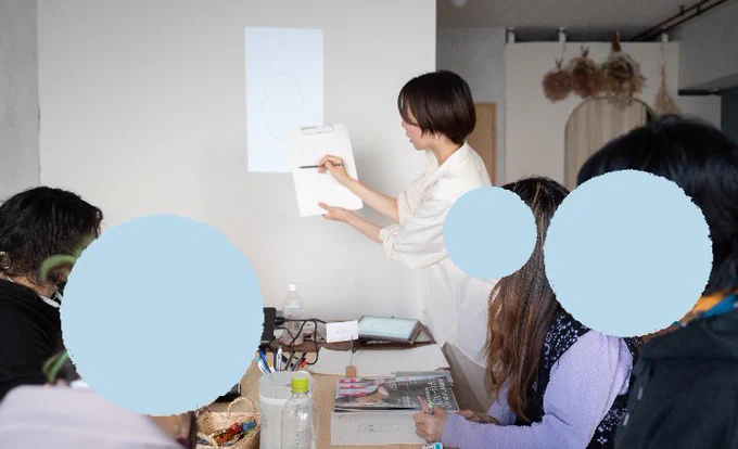 昨日はクリエイティブ講座でした フリーになるまでのお話をしたり 女性向けイラストでお仕事に繋げるための コツやタッチの特徴、描き方を解説しました。 「めっちゃ楽しかった〜!」とお声も頂き 嬉しい〜また講座やりたい ご参加頂いた方々、主催の さん ありがとうございました!