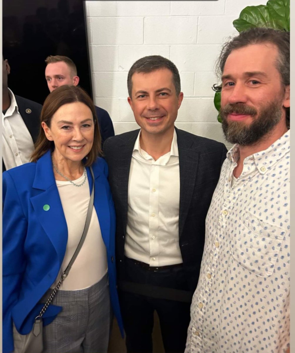 doulagensheimer's tweet photo. The beautiful, loving, and smart @FionaPrine with @PeteButtigieg
In Nashville,TN.
#VotBlue 💙
#HarrisWalz2024
@BioAnnie2 https://t.co/3jTvmHQWLS