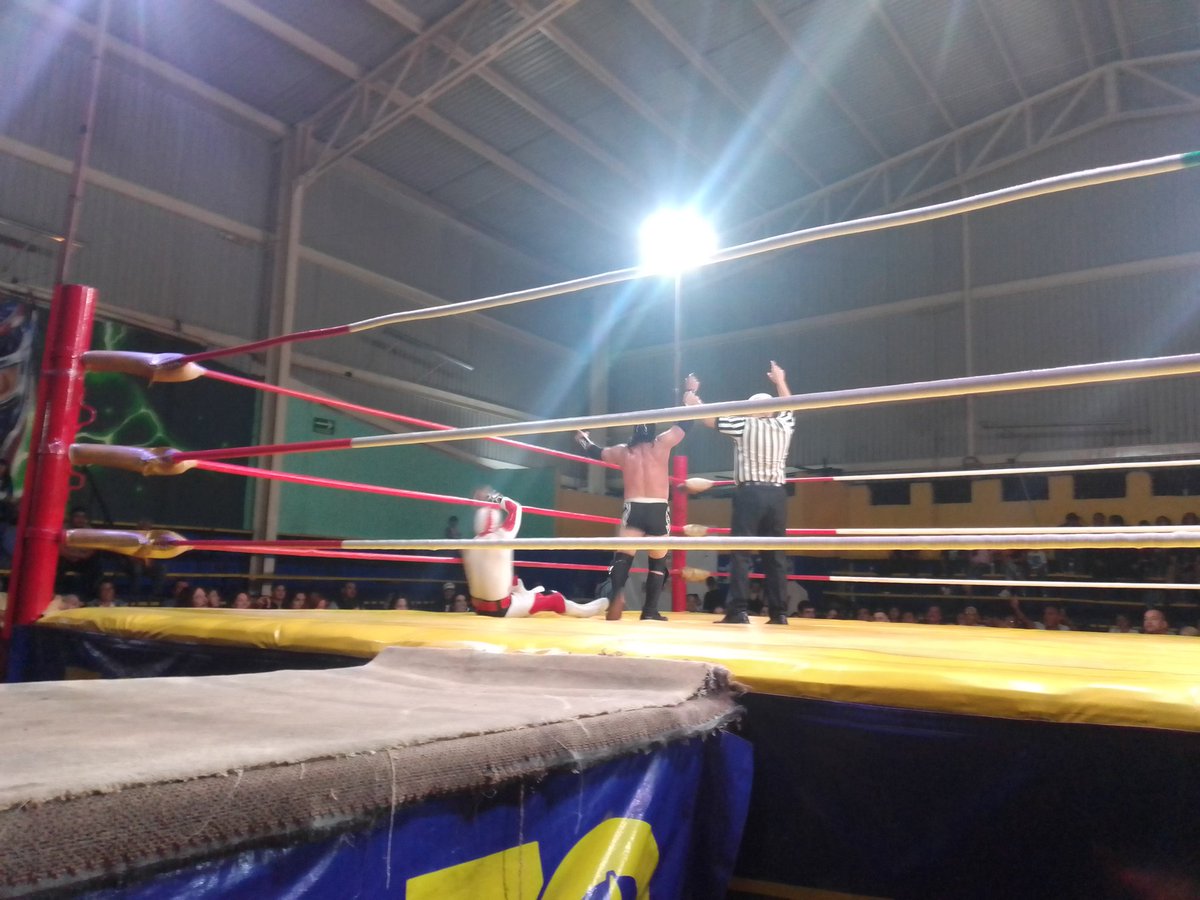 atlantico69's tweet image. victoria de #PumaSalvaje sobre #Spacial en la primera lucha de hoy en la Arena Jalisco