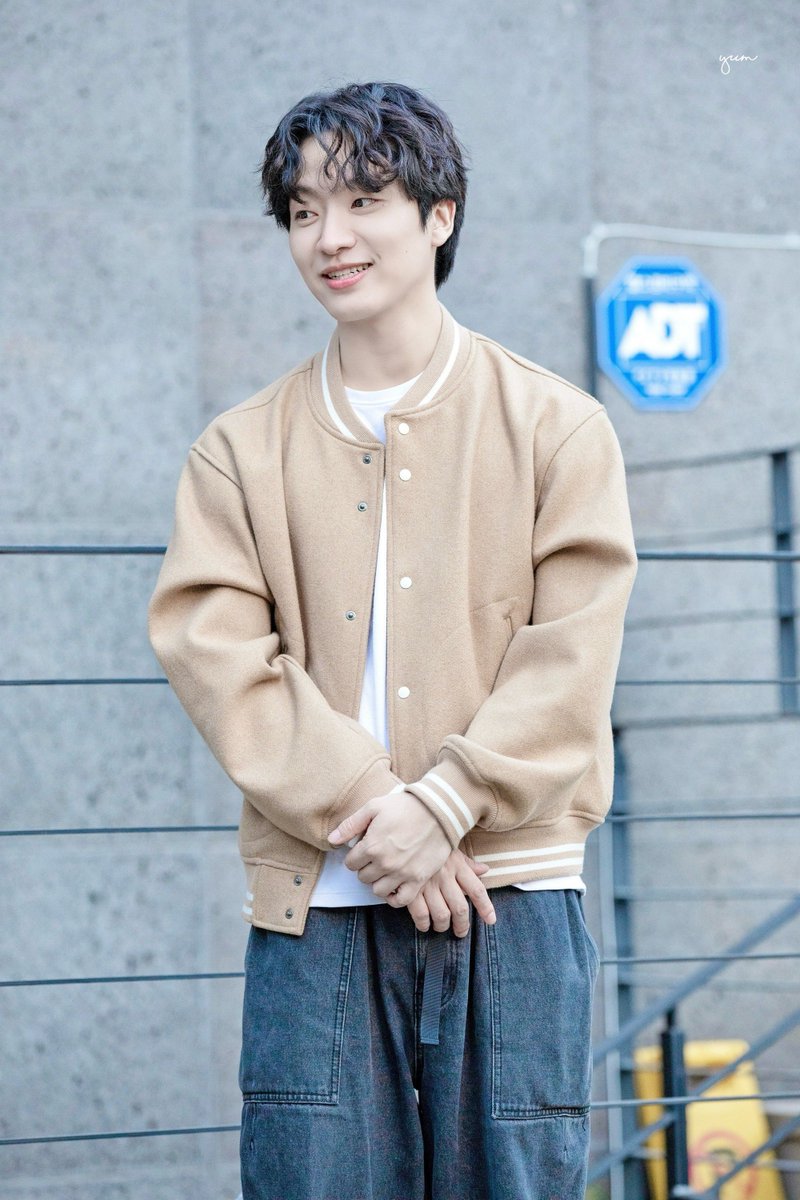 Yum__pic's tweet photo. 241012 킬롤로지 낮공 퇴근길
.
데이비役 안지환 배우님 https://t.co/xc3ONd7qIU