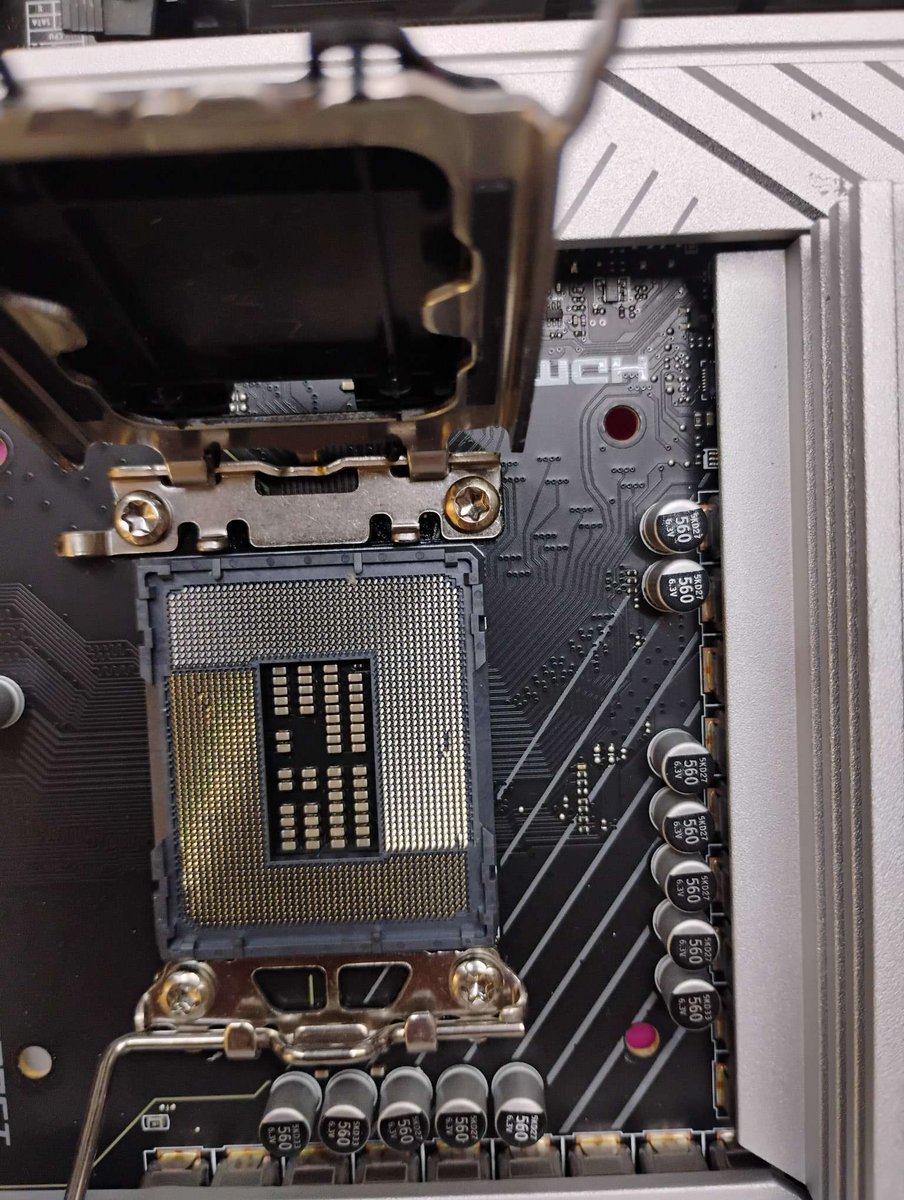 narayane1111's tweet photo. @msigaming @msiUSA @msitweets @jagograhakjago 
Do not buy any product of MSI company, the service is so poor that it has been 15 days and still they have not given me my motherboard, all my work has stopped. I have never seen a rubbish company like MSi https://t.co/JlMm9pDY7M