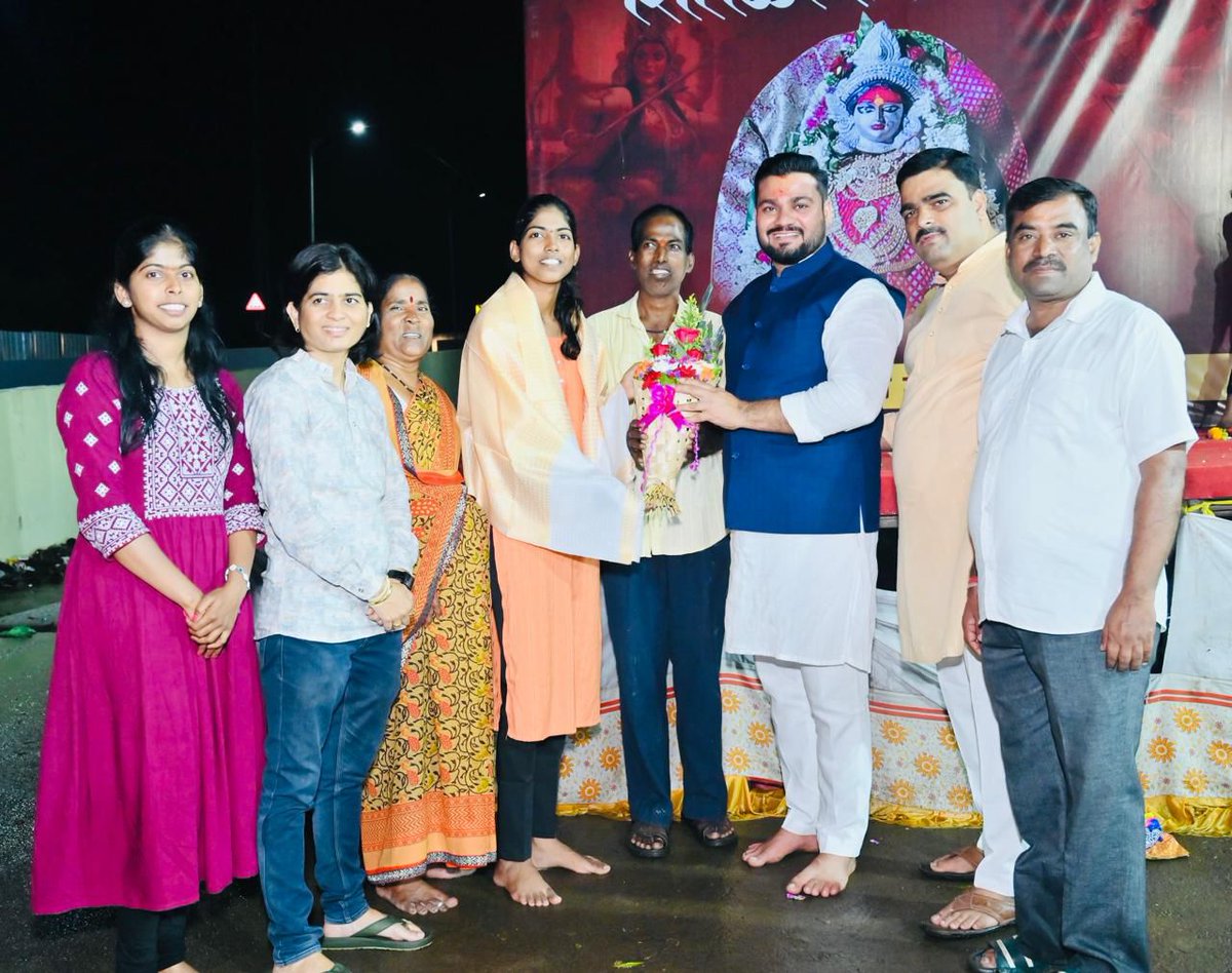 jitendra_B_N's tweet image. आपल्या पिंपरी विधानसभेतील बोपखेल येथील रहिवासी श्री निवृत्ती वाझे यांची कन्या कु. प्राची निवृत्ती वाझे हिची नुकतीच महाराष्ट्र पोलीसमध्ये शिपाई पदावर नियुक्ती झाल्याबद्दल तिचा सत्कार केला व पुढील वाटचालीस शुभेच्छा दिल्या.

 #pimprividhansabha  #jitendrananaware